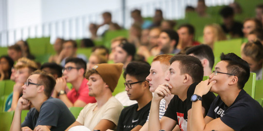 Studierende sitzen in einer Vorlesung im Hörsaal.
